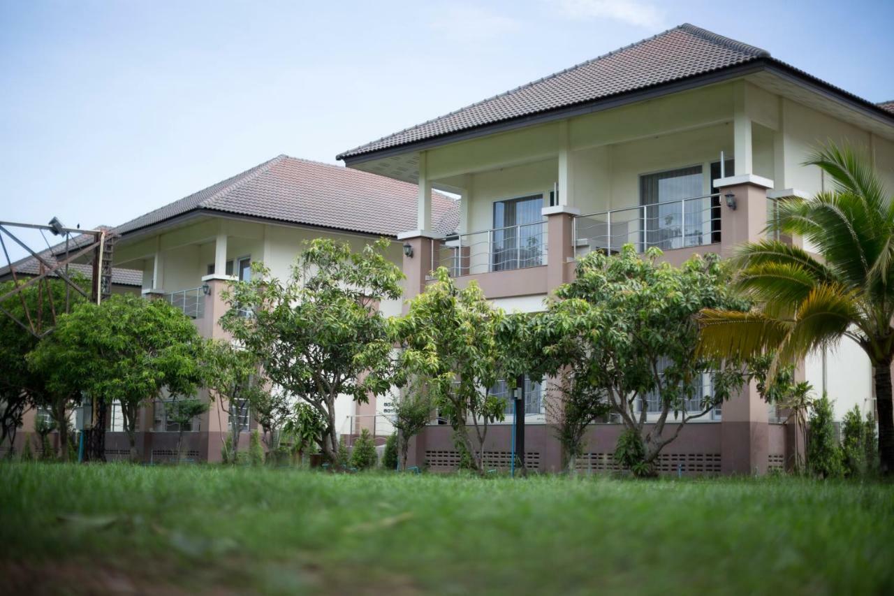 Araya Hotel Uttaradit Exterior foto