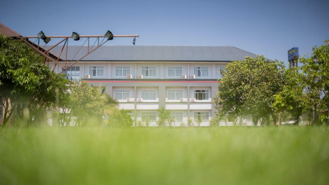 Araya Hotel Uttaradit Exterior foto